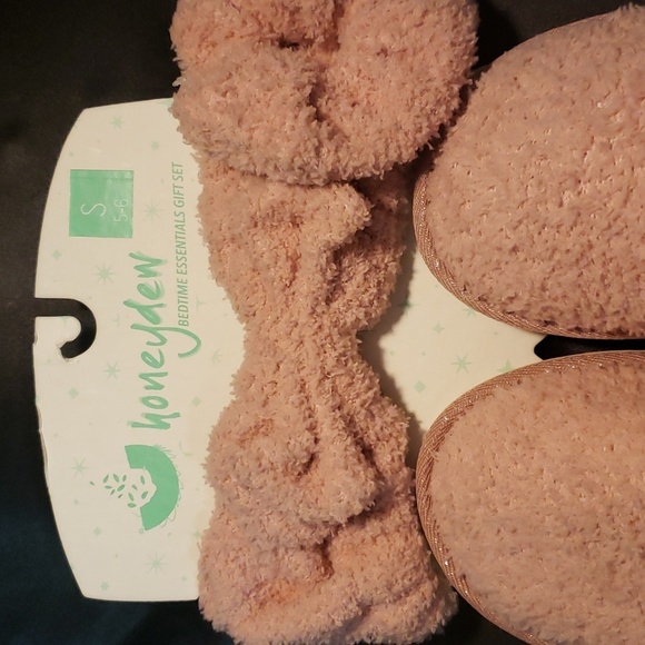 Honeydew Bedtime Essentials Gift Set; slippers, scrunchie, hair band - Picture 3 of 4